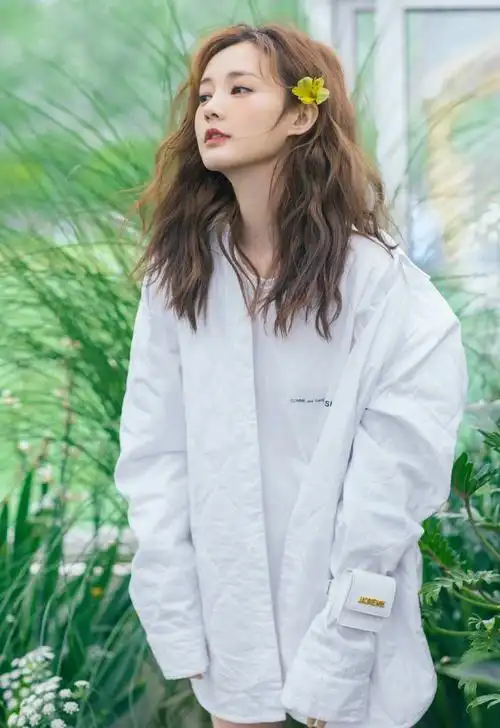 简介:李一桐清爽白衫写真图片,分享一组李一桐图片给大家,图中的明星