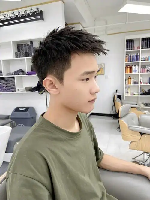 两边不剪光也好看的发型头发剪到一定的长度然后烫一下摩根烫#摩根烫