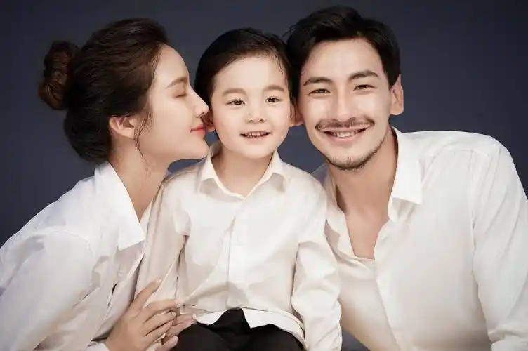 一家三口全家福