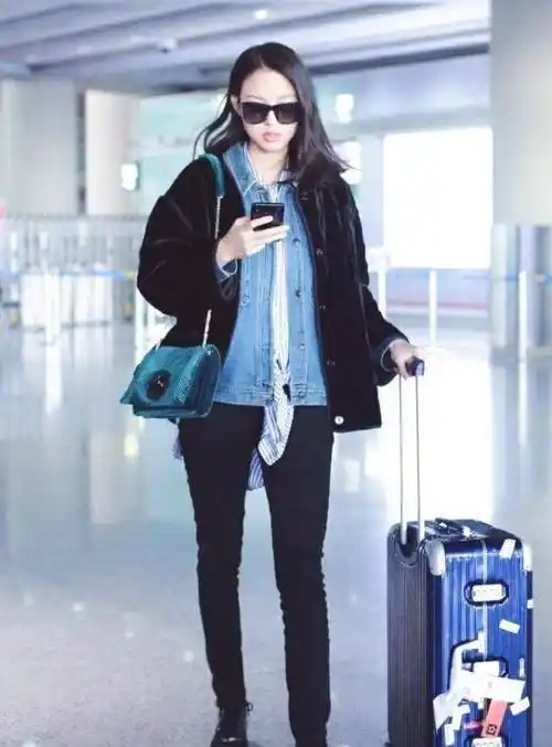 原创182的张梓琳低调走机场逆天长腿快戳破屏双腿肤色太真实