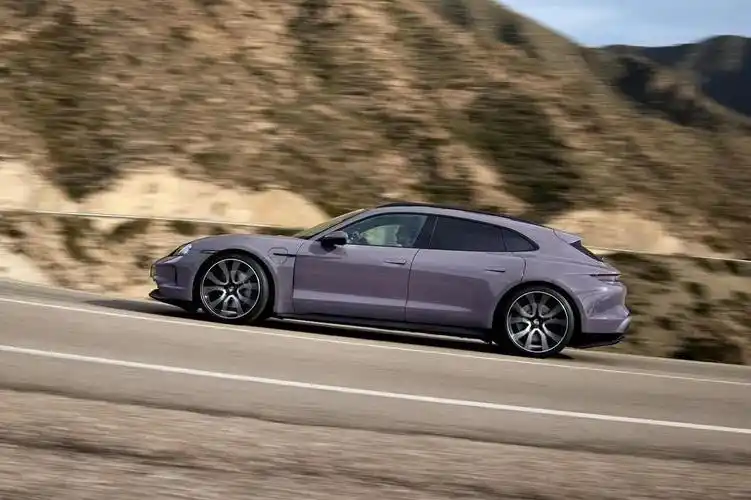 保时捷新款taycan亮相绝不会让任何四个轮子的东西跑在它前面