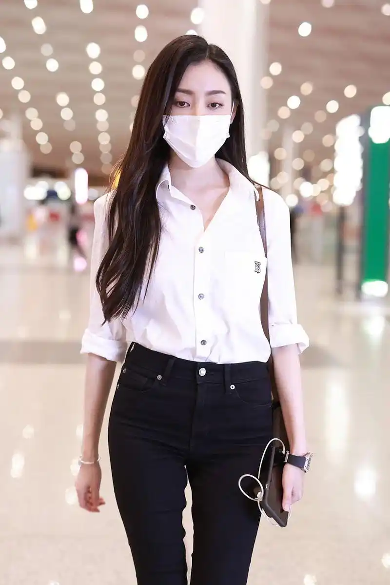 张天爱街拍:burberry白衬衣黑色铅笔裤 celine包干练知性