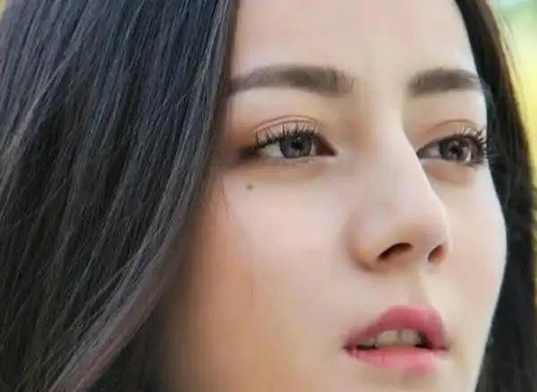 迪丽热巴的泪痣是真的吗听说有泪痣的女孩都很漂亮