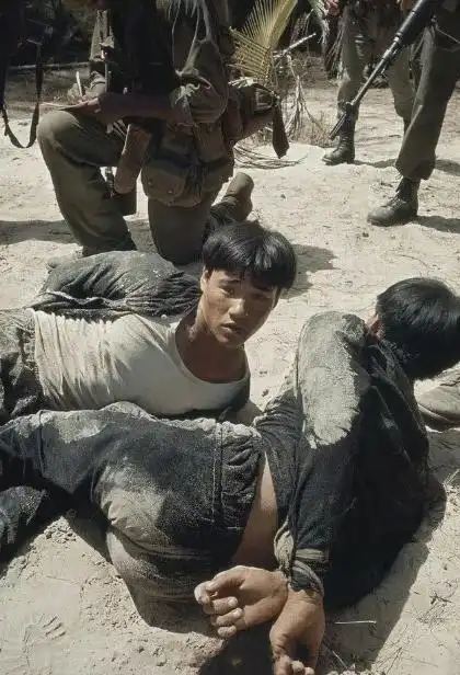 越战期间被美军抓获的越南游击队士兵被美军捆住了手脚