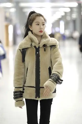 虞书欣机场搭配温暖帅气 时尚度不断提升