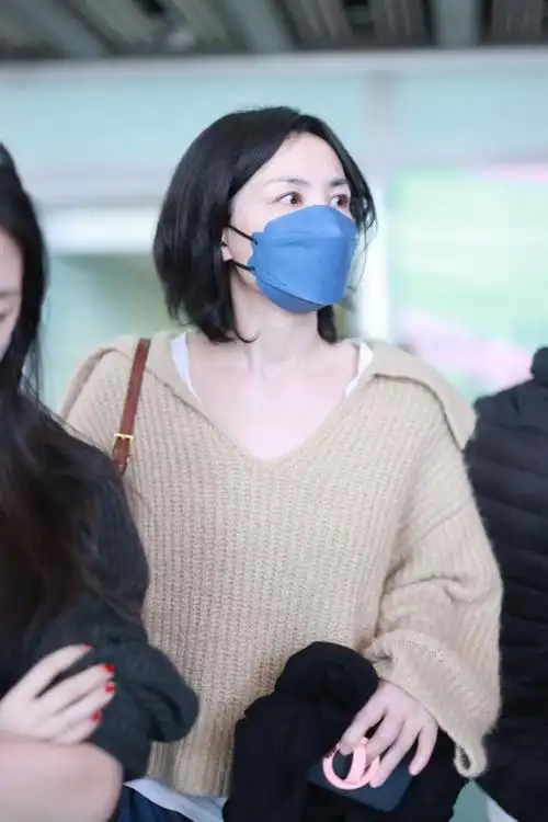 王菲机场素颜惊艳亮相54岁麻花毛衣穿出30岁少女感