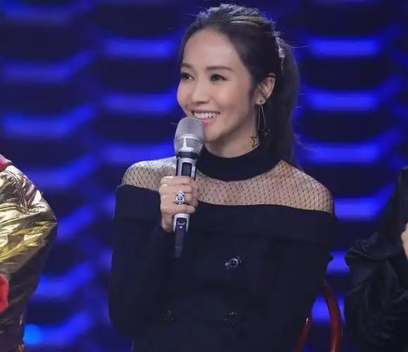 蒙面唱将猜猜猜接近尾期适逢侯佩岑生日现场气氛热烈