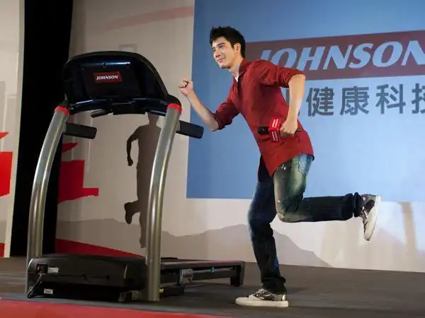 王力宏训练照走红网络44岁半裸上身身上的肌肉完胜健身教练