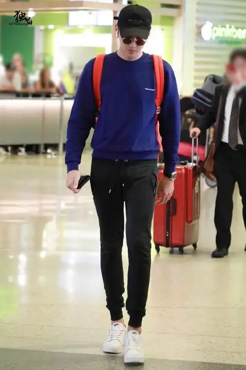 [吴亦凡][分享]170816 吴亦凡la时尚科普 背双肩包的十六岁少年