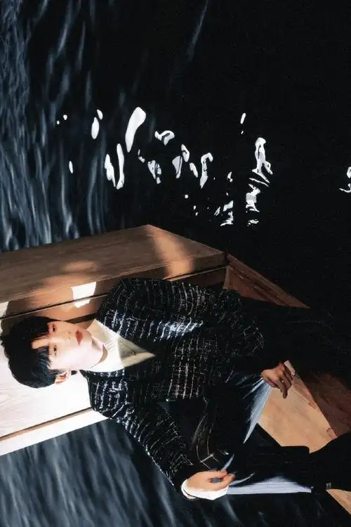 马嘉祺黑色v领毛衣造型