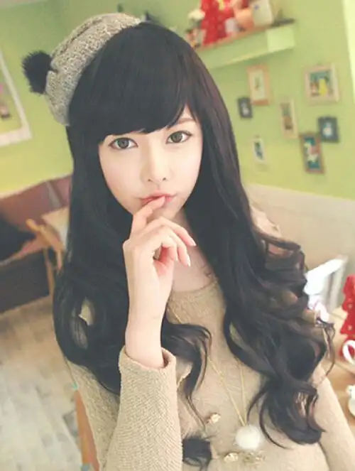 女人味中长发斜刘海发型图片