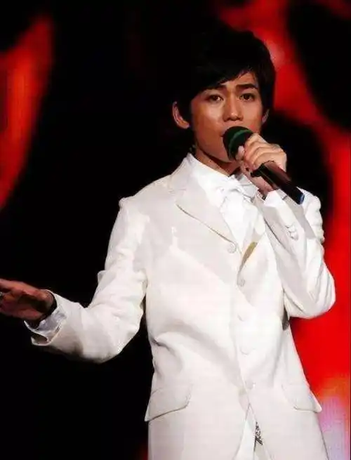 37岁苏醒公开找工作,生活对无才但盲目自信的艺人,就是残酷