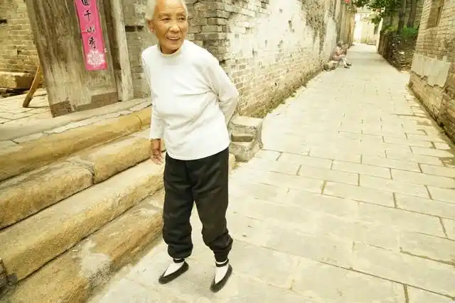 山西古镇旅游,偶遇小脚老太太,裹脚习俗最后见证人