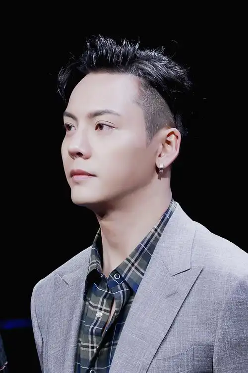 简介:陈伟霆图片 陈伟霆西装帅气高清图片,分享一组陈伟霆图片给大家