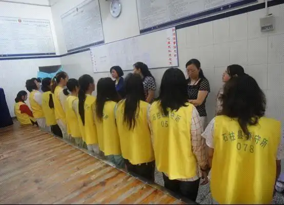 在看守所的犯罪嫌疑人吃饭排队,有专人负责打饭,三餐也比较简单.