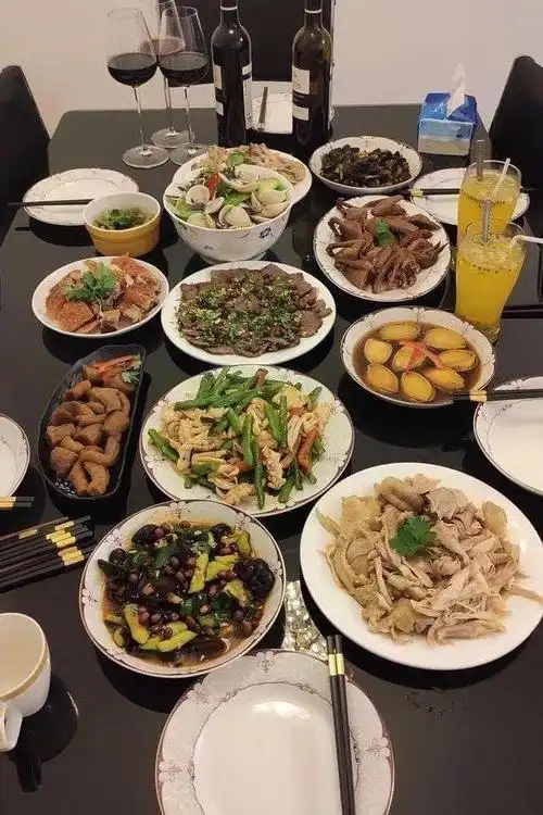 咋回事广东人招待客人的家宴火了看上去丰盛却被吐槽太寒酸