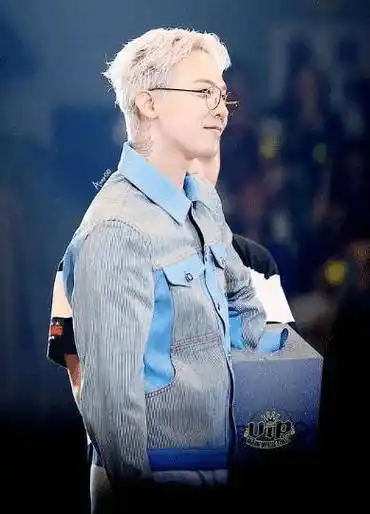 甚至在近年来才兴起的男士鲨鱼头,权志龙在几年前就已经"玩"过,这样不