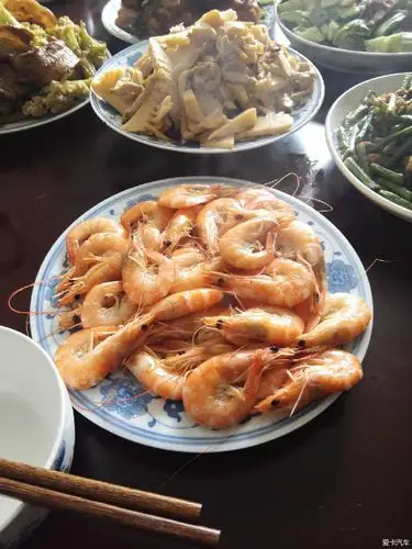 幸福的定义:和朋友们在家在厨房一起忙活做饭,过生日!