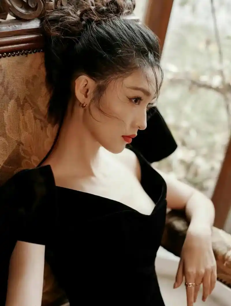 李沁# 性感迷人,颜值爆表,演技在线,身材火辣,这样的女人谁能不爱