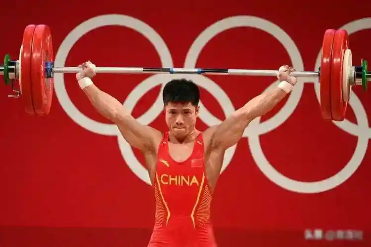 李发彬和谌利军是中国举重队的两名顶尖选手,在2021年东京奥运会上