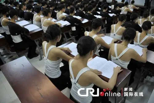 实拍亚运礼仪小姐培训 艰苦训练40天(组图)