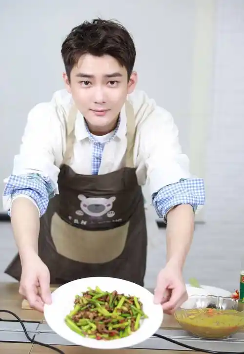 熊梓淇化身居家好男人,上得厅堂下得厨房,那叫个帅!