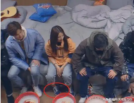 杨超越的脚有多大? 当她脱掉袜子露出脚背时, 网友: 万万没想到