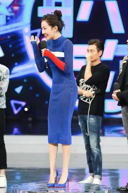 快乐大本营舞台上,"罗伊人"菅纫姿身着宝蓝色紧身连衣裙展好身材,令人