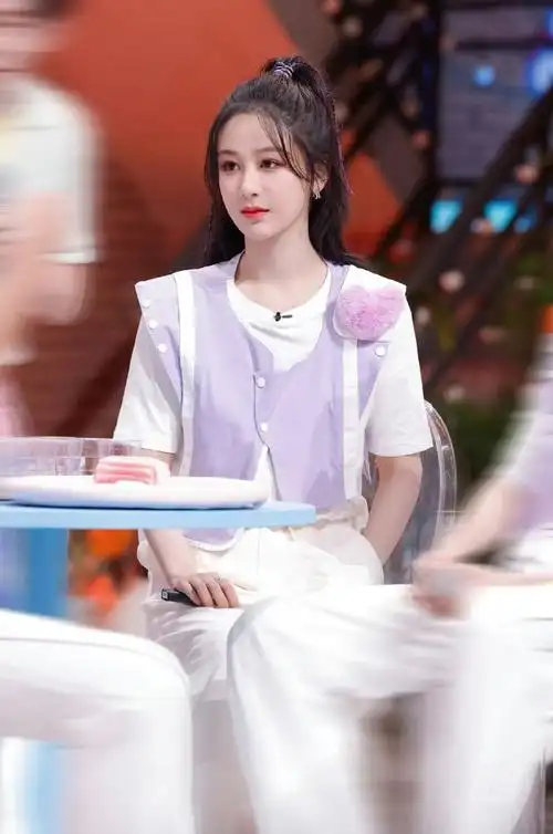 杨紫半扎高马尾vs侧编发##杨紫西装侧编发