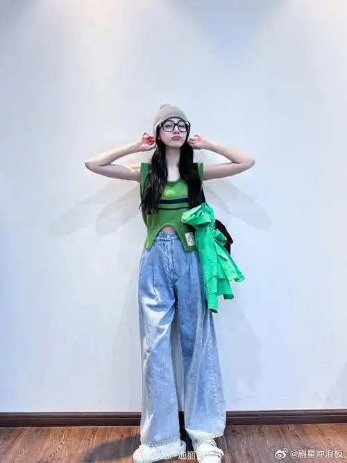 迪丽热巴素颜街拍