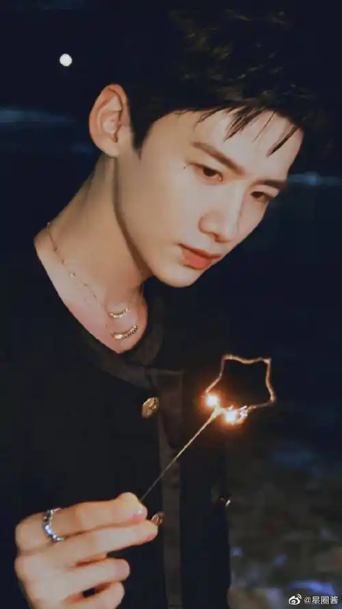 白敬亭侧颜线条好绝