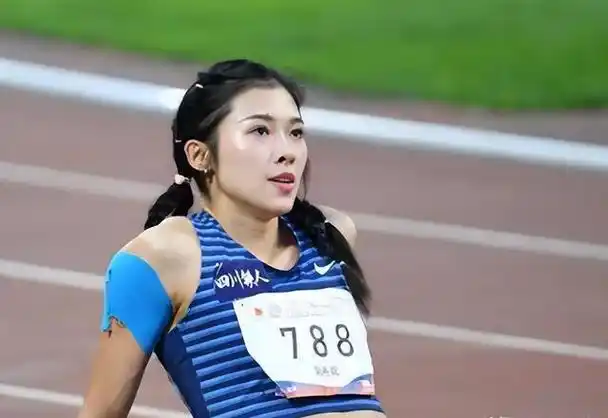 成都铁人三项冠军,因三角式运动衣被喷惨,比吴燕妮还不像运动员