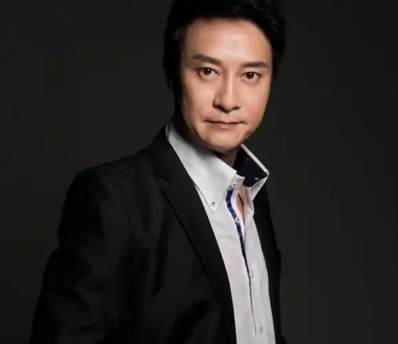 他曾与周慧敏传绯闻,遭正牌男友打压3年,55岁变身小鲜肉!_刘锡明