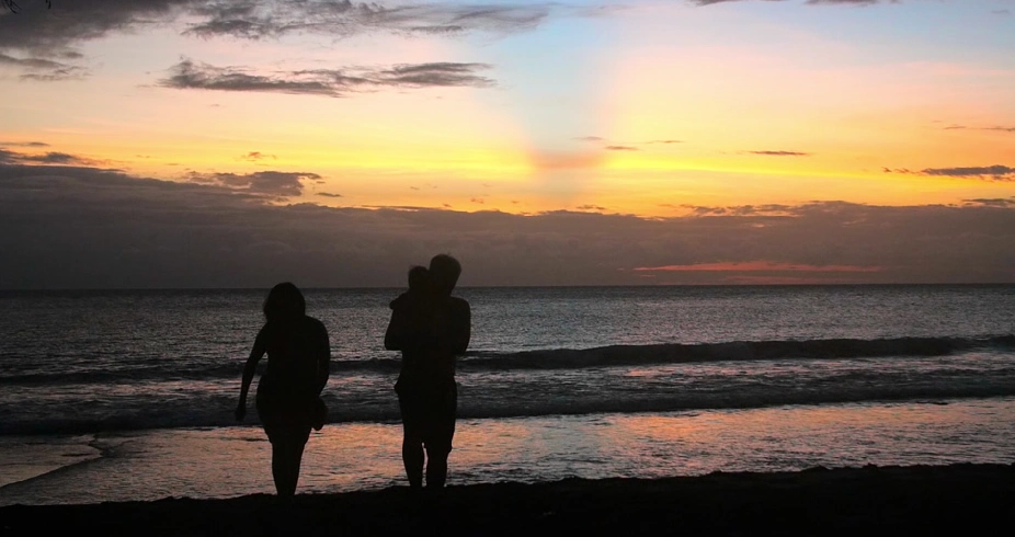 夕阳下一家三口海边玩耍温馨甜蜜实拍视频素材-92素材网