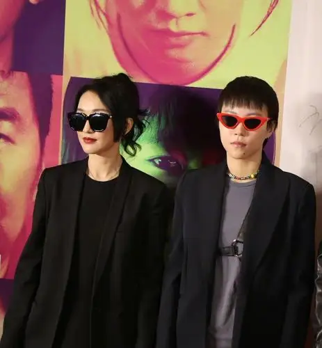 窦靖童周迅出席活动,窦靖童罕见打扮"正常",和周迅像同龄