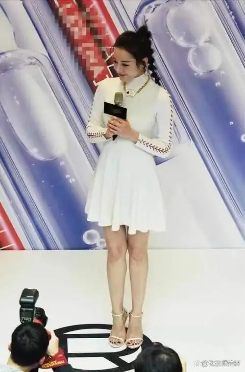 哪家媒体迪丽热巴的图都不p就敢发出来,暴露了真实身材