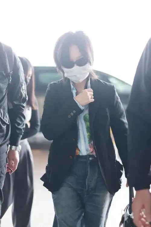 置顶周笔畅超话#周笔畅出道19周年快乐#这谁顶得住啊!老公