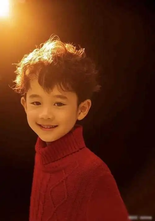 55岁蔡国庆为6岁小儿子庆生,温馨满溢!