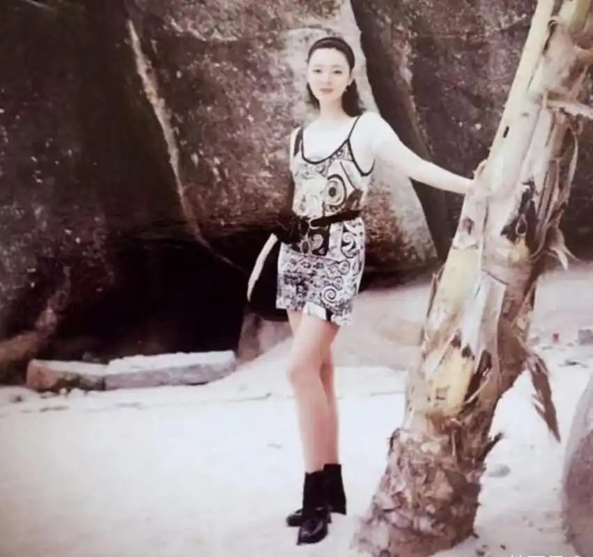 胡明轩母亲晒20岁度假照!