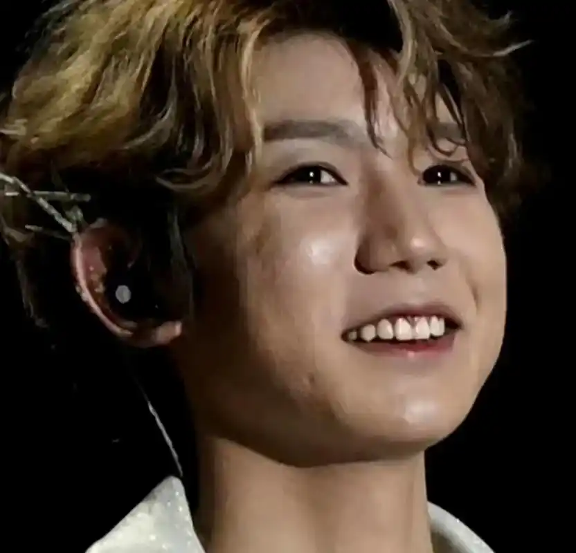 王源的皮肤真是差啊,三小只演唱会上生图对比,王源一脸油腻,即使化了