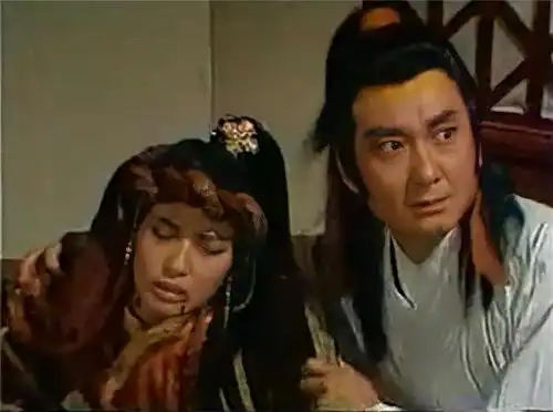 段誉(关礼杰饰)为了拯救被鸠摩智用驭梦术控制的王语嫣而走火入魔失去