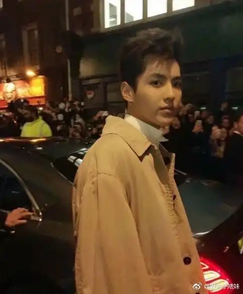 吴亦凡在路人镜头下帅成了这样