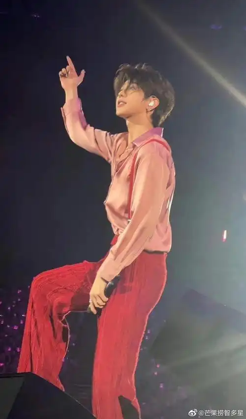 蔡徐坤在香港演唱会上又穿了背带裤……|蔡徐坤|演唱会|香港_新浪新闻