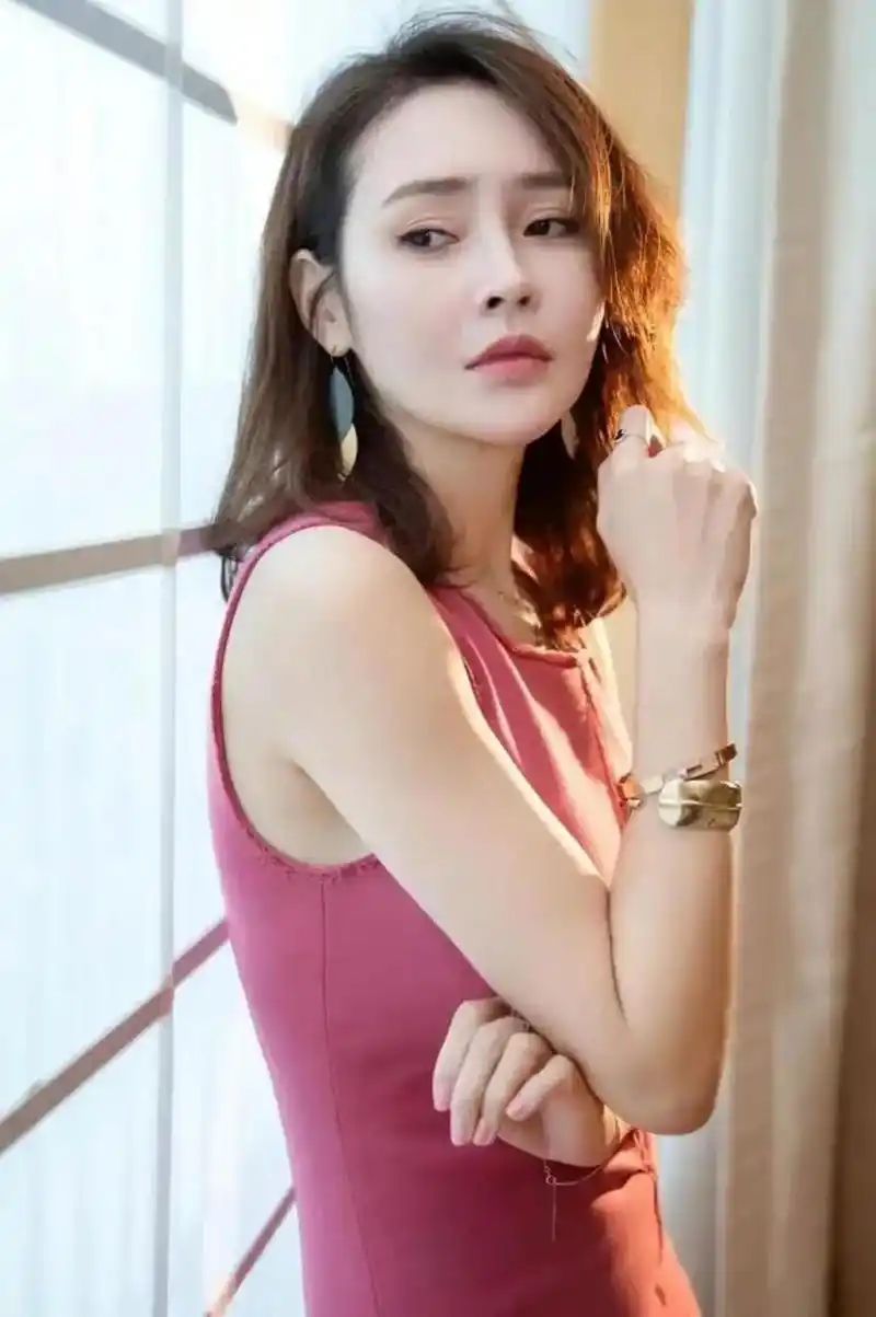 大美女于明加,性感迷人,丰腴唯美,多彩多姿,女人味十足,就说你喜欢不