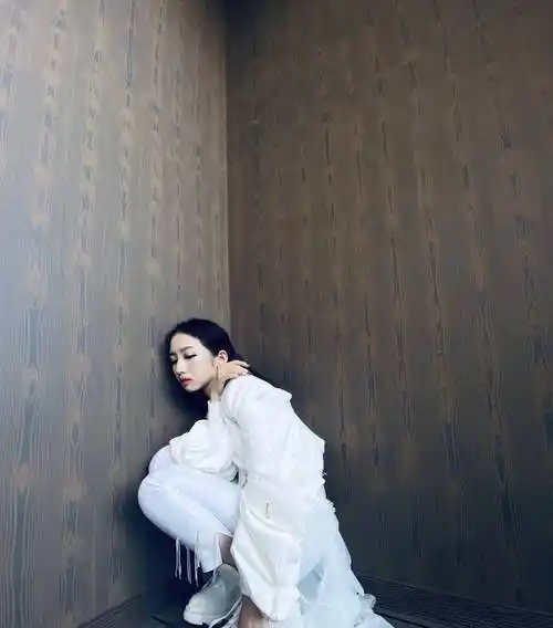 孟美岐微博之夜好高调,镶满水钻的西服套装,灯光下耀眼夺目_白色_造型