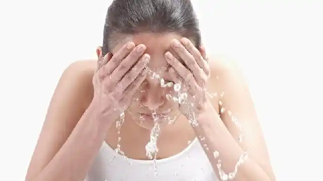 那么,日常应如何清洁面部皮肤呢?