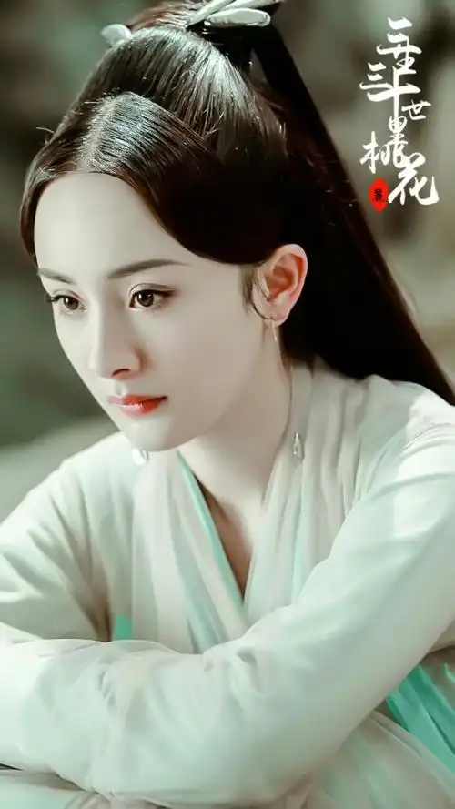桃花》白浅(杨幂 饰)她是九尾白狐青丘帝姬,战神墨渊之徒,位居上神却