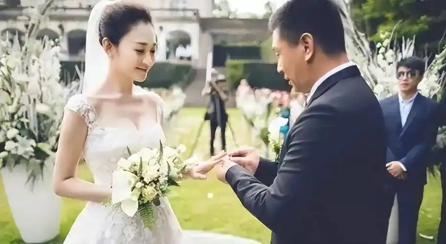 被前任监控折磨4年,害现任被四人砍重伤,男闺蜜砸5亿彩礼迎娶_李小冉