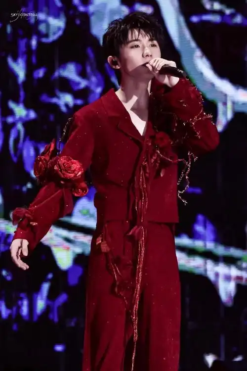 马嘉祺风花雪月饭拍#马嘉祺演唱会舞台这组红衣造型好惊艳,从歌傻到