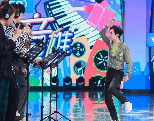 原创何炅过生日谁留意杨迪的回复实名羡慕王源的祝福排名